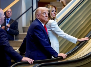 Trump Gây Bão Ở LHQ: Chỉ Tay Mắng Đại Biểu, Macron Phải Xuống Xe Đi Bộ!