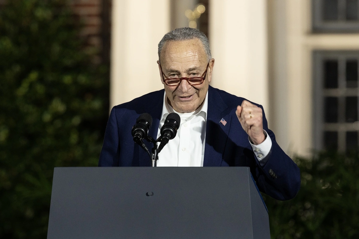 Thượng Nghị Sĩ Schumer Và Bước Lùi Chính Trị: Khi Chính Trường Mỹ Rung Chuyển
